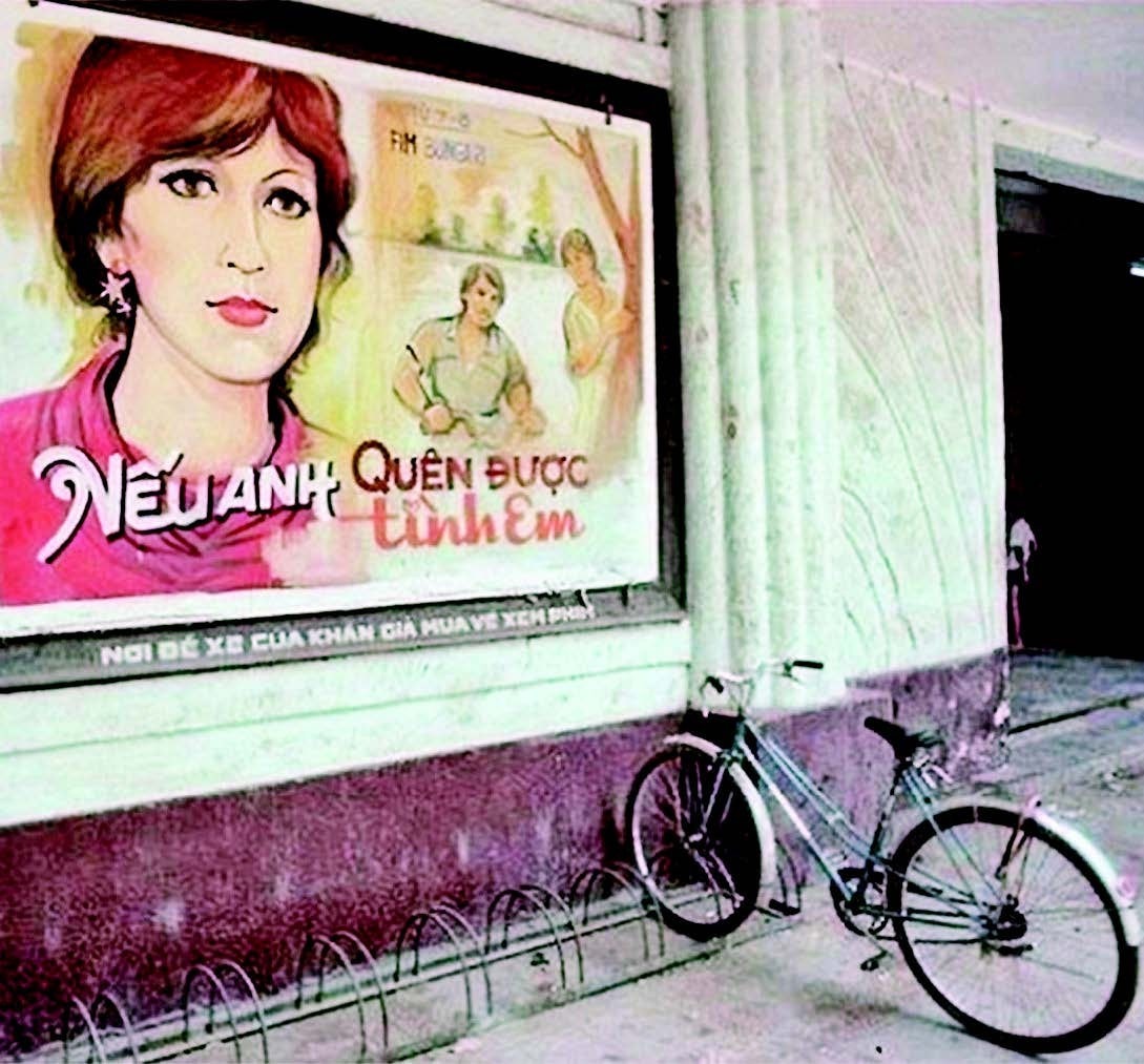 Cảnh quen thuộc trước cửa rạp chiếu phim thời bao cấp. phan-4-vannghe.jpg