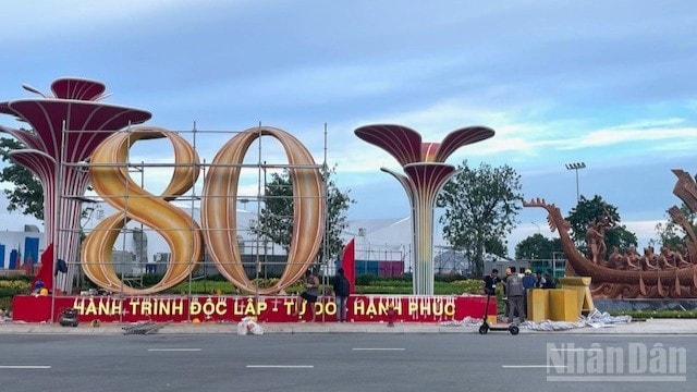Triển lãm thành tựu đất nước kỷ niệm 80 năm Quốc khánh 2/9 gấp rút hoàn thiện để đón khách tới thăm quan.