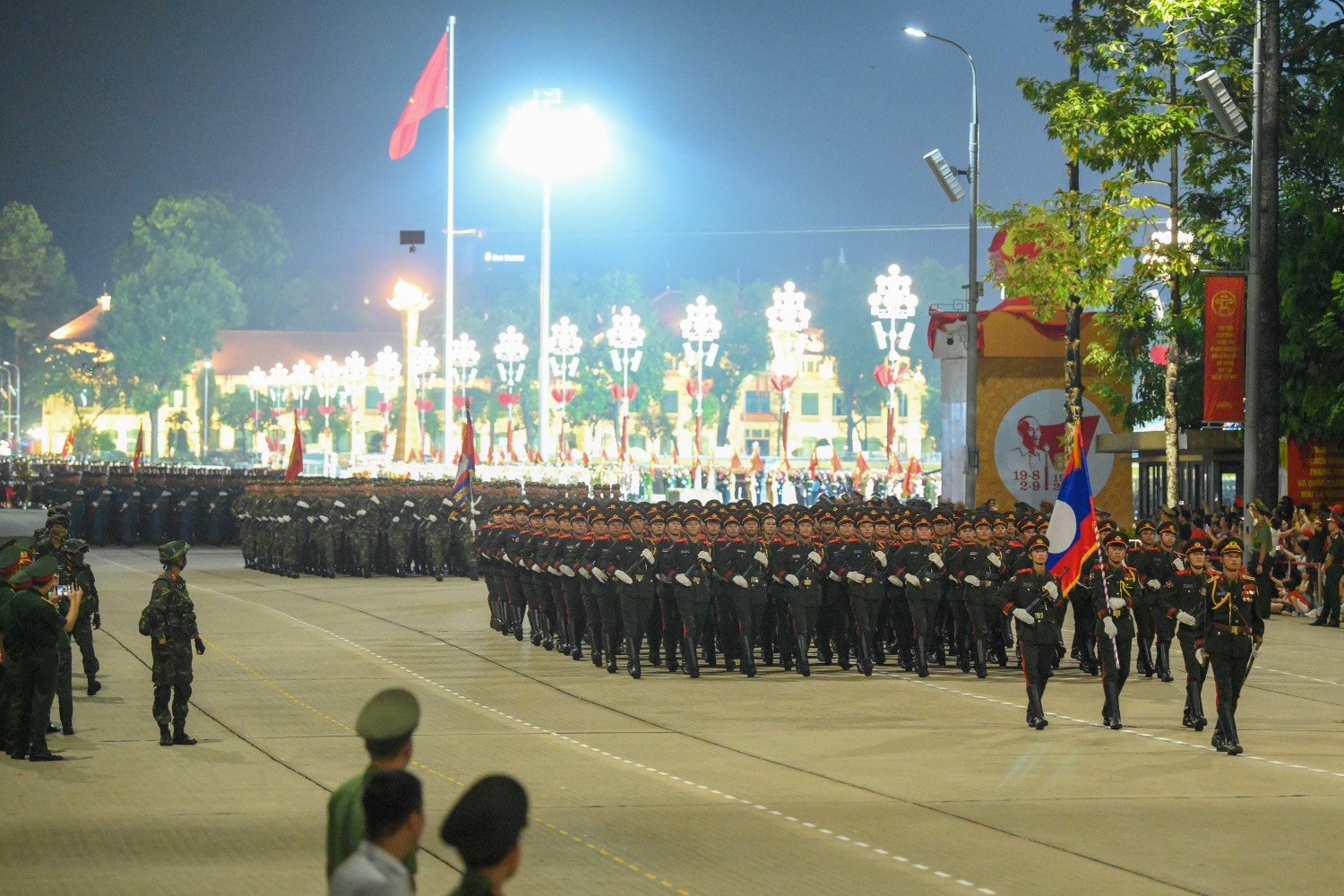 Khối diễu binh thuộc Các lực lượng vũ trang Liên bang Nga, Quân đội nhân dân Lào và Quân đội Hoàng gia Campuchia. so-duyet-8157.jpg