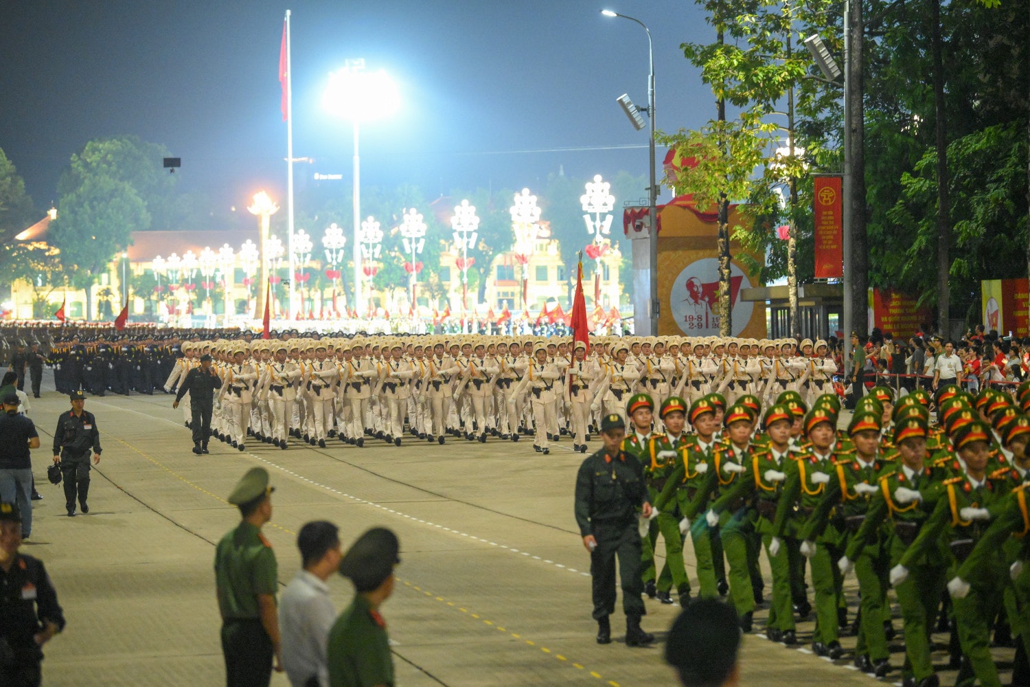 Khối diễu binh, diễu hành đi qua Quảng trường Ba Đình. so-duyet-8618.jpg