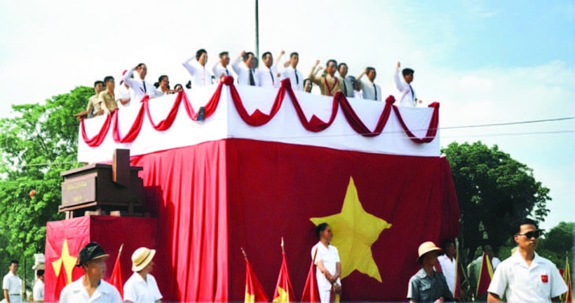 Thời khắc lịch sử Chủ tịch Hồ Chí Minh đọc Tuyên ngôn Độc lập ngày 2/9/1945, ảnh tô mầu Viên Hồng Quang thực hiện từ ảnh tư liệu gốc. 