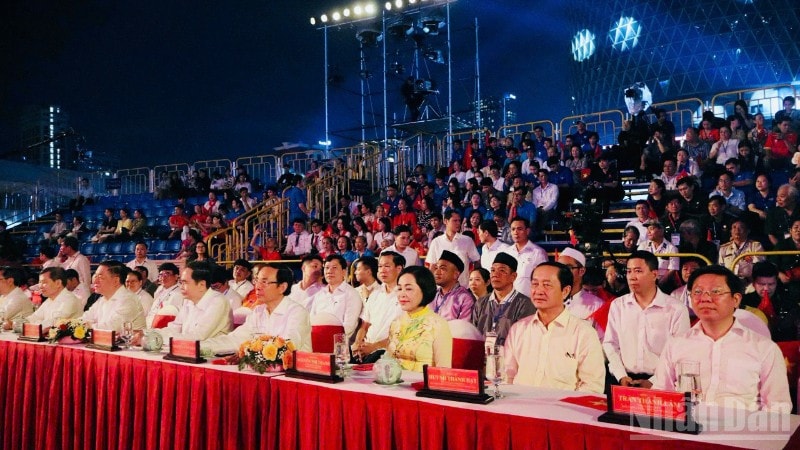 Cùng với lãnh đạo Đảng, Nhà nước, tại điểm cầu Thành phố Hồ Chí Minh, rất đông người dân thành phố tham dự chương trình. ndo_br_toi-221-3279.jpg