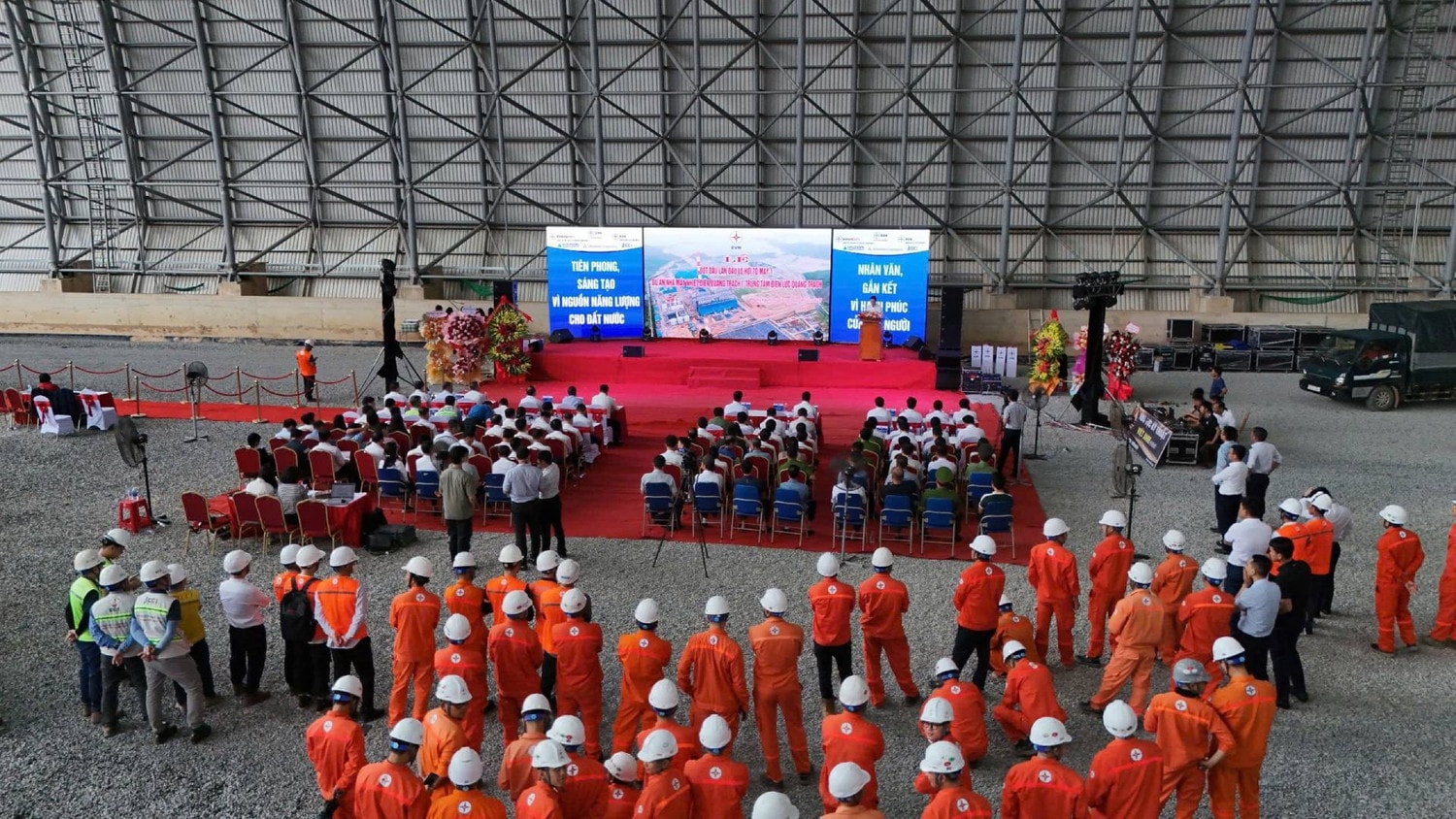 Cán bộ, kỹ sư và công nhân của công trường chứng kiến lễ đốt dầu lần đầu lò hơi Tổ máy 1 dự án Nhà máy nhiệt điện Quảng Trạch I. z6918250436037-7a876689f2181a696041755e0b5310b5.jpg