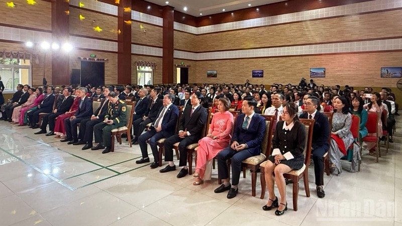 Đông đảo khách mời tham dự lễ mít-tinh. (Ảnh: HUY VŨ) ndo_br_photo-2025-08-22-18-04-19-3592.jpg