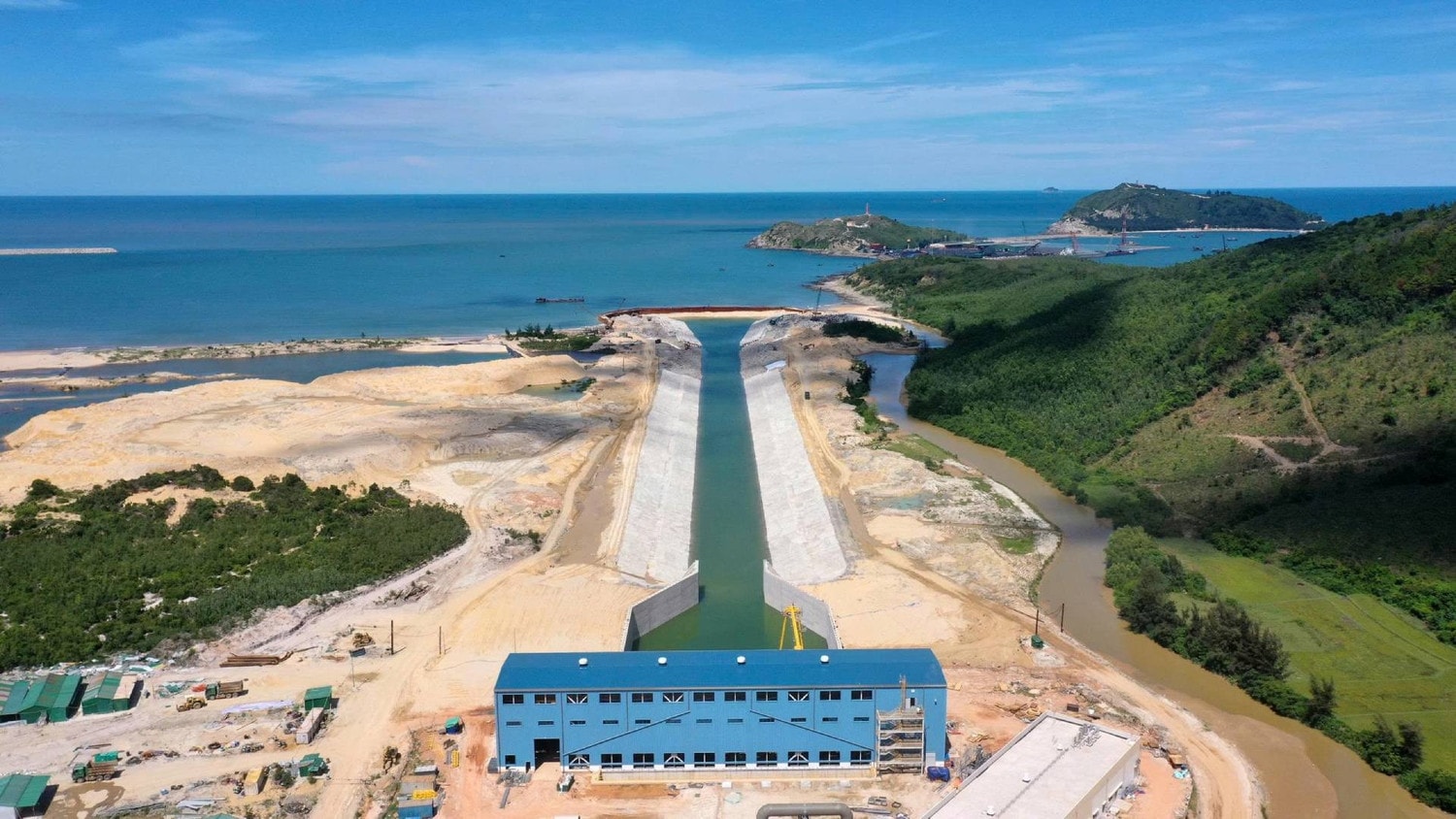 Nhà máy được trang bị đồng bộ các hệ thống xử lý nước thải, khí thải và lọc bụi theo các quy chuẩn về môi trường Việt Nam hiện hành và tương đương với các tiêu chuẩn của Ngân hàng Thế giới. z6930065388323-14b9555872dbf1edf429e162f11eace1.jpg