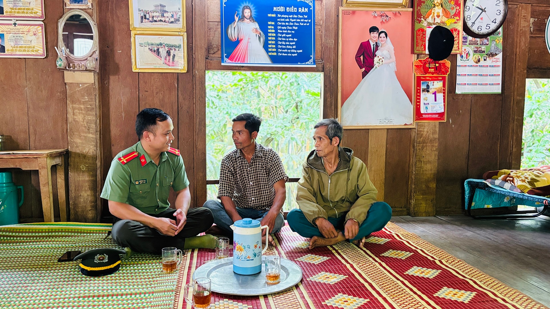 Công an xã Đakrông tuyên truyền, vận động người dân phòng, chống các loại tội phạm.
