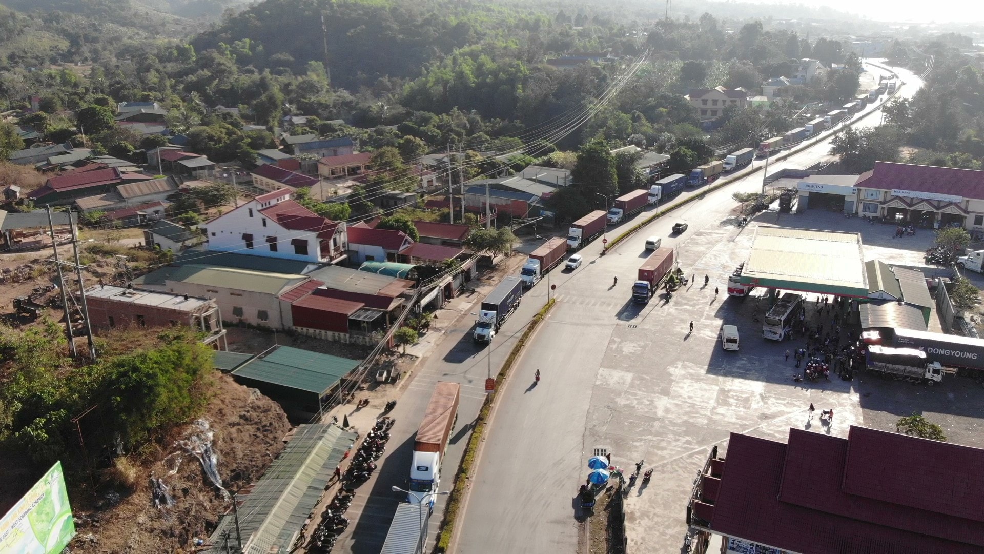 2. Quốc lộ 9 có mật độ phương tiện cao, được các đối tượng lợi dụng để vận chuyển hàng cấm, hàng lậu