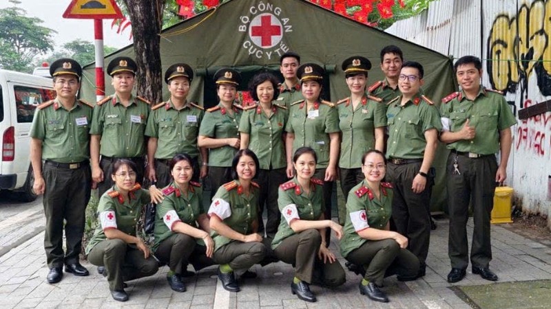 Gần 50 cán bộ, bác sĩ, điều dưỡng, lái xe và nhân viên hậu cần được huy động.