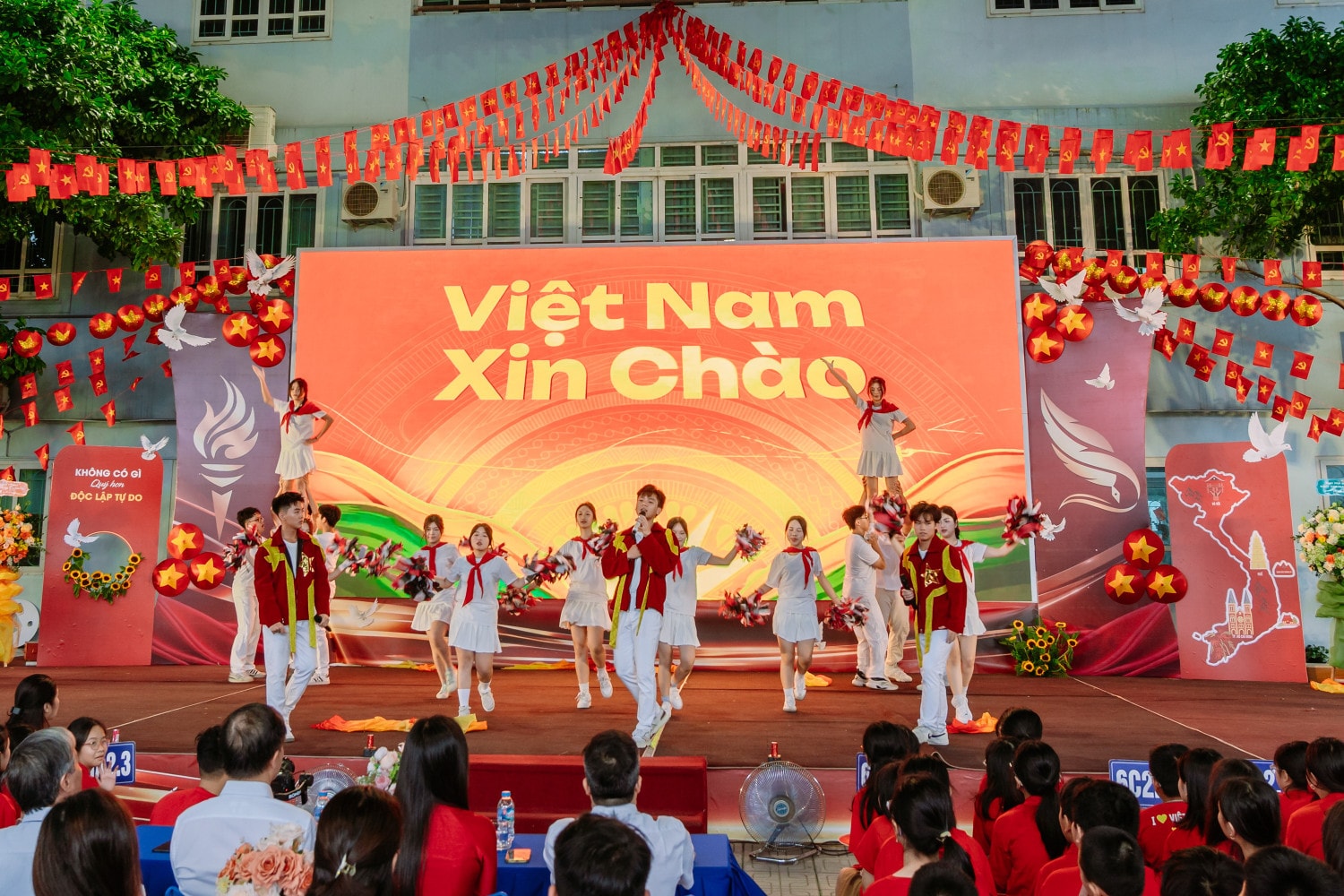 Một tiết mục nghệ thuật đặc sắc tại chương trình. doan-thi-diem-08555.jpg