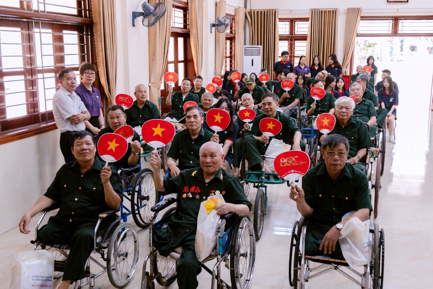 50 suất quà được trao gửi tới các thương - bệnh binh tại Trung tâm thương binh Duy Tiên (Ninh Bình). doan-thi-diem-3.jpg