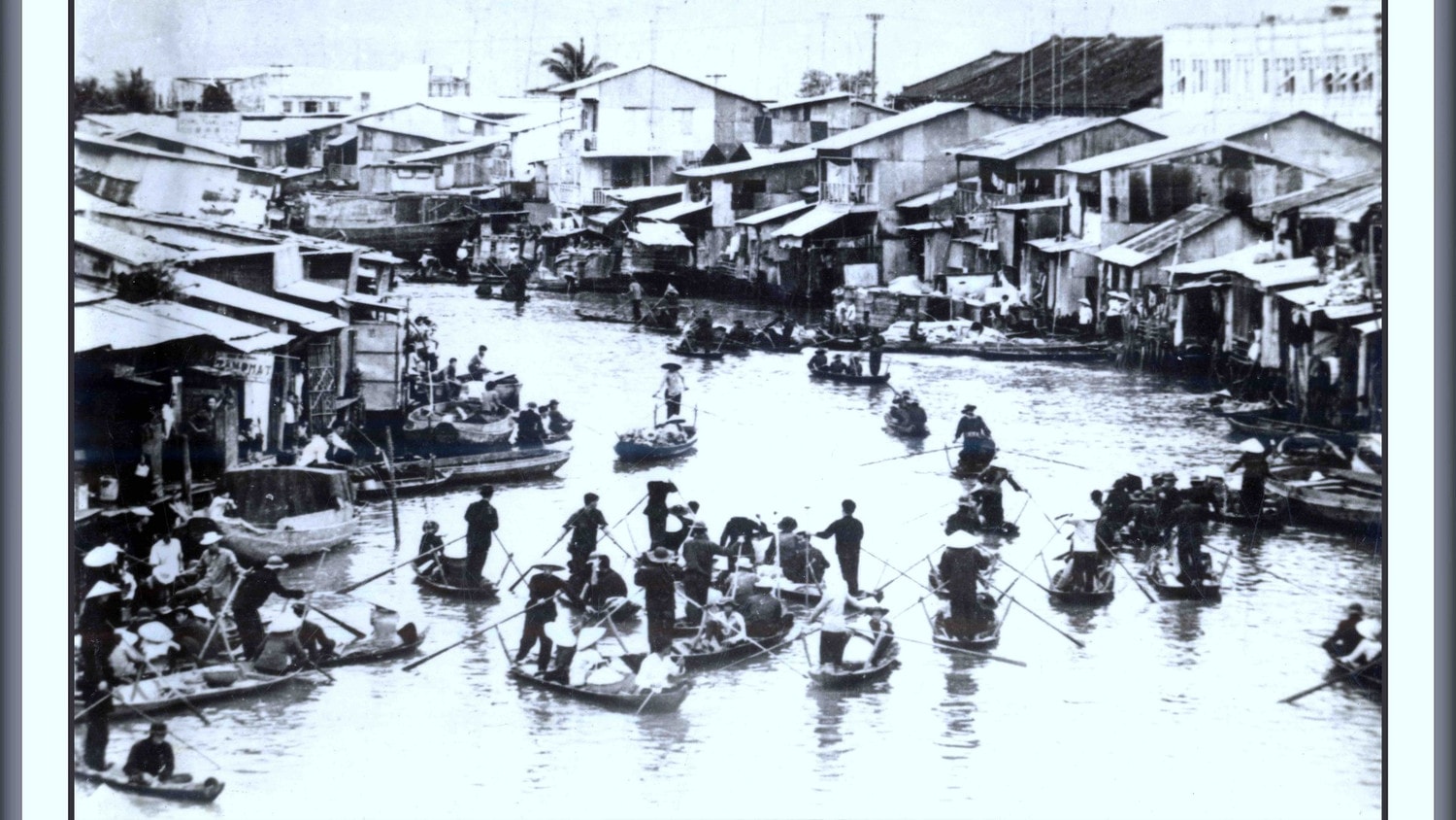 Người dân Năm Căn tỉnh Cà Mau tụ hội trên sông ăn mừng ngày giải phóng vào mùa xuân năm 1975. (Ảnh tư liệu của Bảo tàng Cà Mau) ba-liem-5-6835.jpg