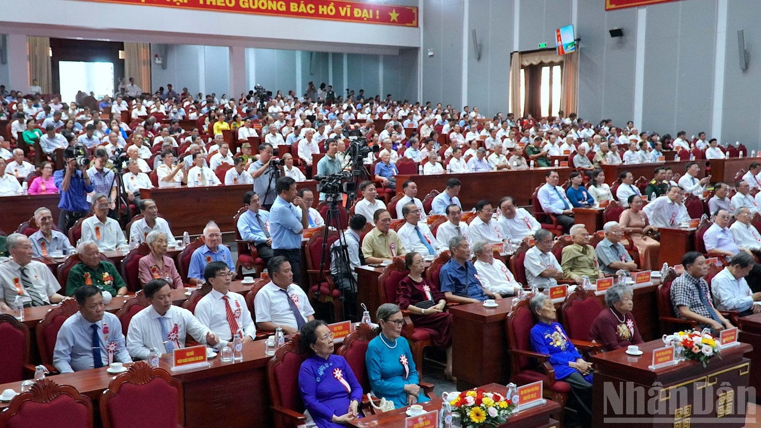 Đông đảo cán bộ lãnh đạo, nguyên lãnh đạo tỉnh Cà Mau và cấp ủy, chính quyền các địa phương trong tỉnh Cà Mau tham dự lễ kỷ niệm. ndo_br_hop-mat-3-5455.jpg