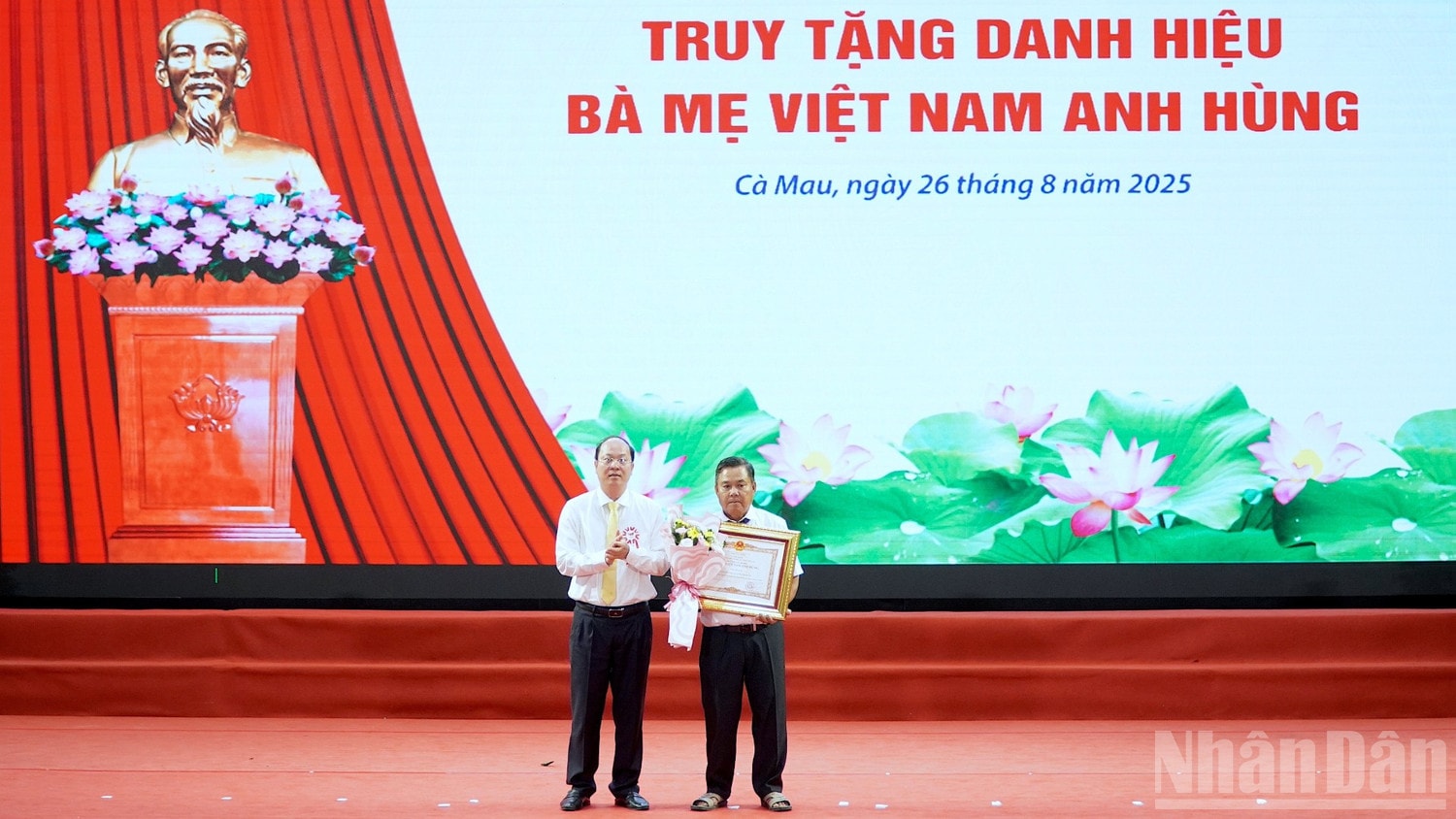 Bí thư Tỉnh ủy Cà Mau Nguyễn Hồ Hải (bìa trái) trao Huy hiệu Đảng cho đảng viên lão thành cách mạng. ndo_br_hop-mat-4-3672.jpg