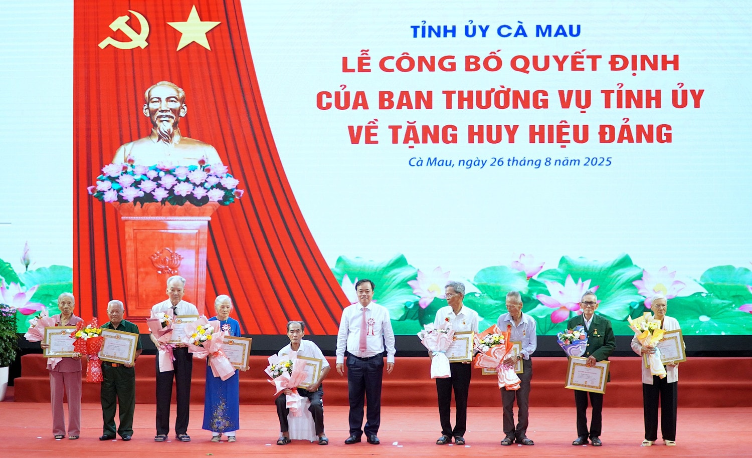 Ủy viên dự khuyết Trung ương Đảng, Phó Bí thư Thường trực Tỉnh ủy Cà Mau Huỳnh Quốc Việt (giữa) trao Huy hiệu Đảng cho nhiều đảng viên lớn tuổi. hop-mat-5.jpg
