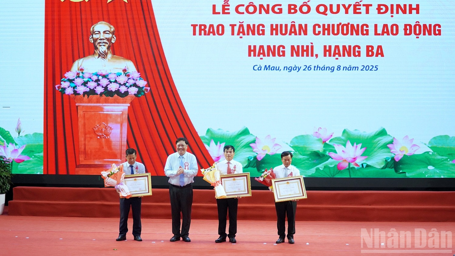 Chủ tịch Ủy ban nhân dân tỉnh Cà Mau Phạm Thành Ngại (thứ 2 từ trái qua) trao tặng Huân chương lao động hạng Nhì, hạng Ba cho nhiều cá nhân tại lễ kỷ niệm. ndo_br_hop-mat-6-936.jpg