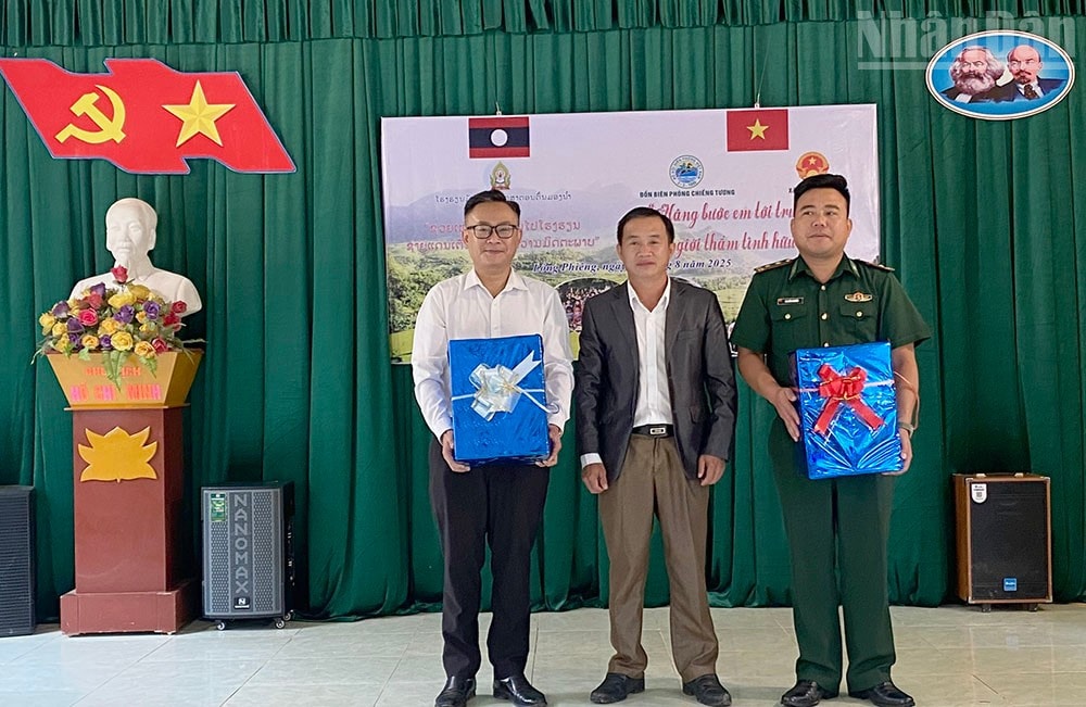 Lãnh đạo ngành giáo dục huyện Xiềng Khọ, tỉnh Hủa Phăn, nước bạn Lào tặng quà và chúc mừng cán bộ, chiến sĩ Đồn Biên phòng Chiềng Tương nhân dịp Quốc khánh nước Cộng hòa xã hội chủ nghĩa Việt Nam 2/9. ndo_tr_anh-2.jpg
