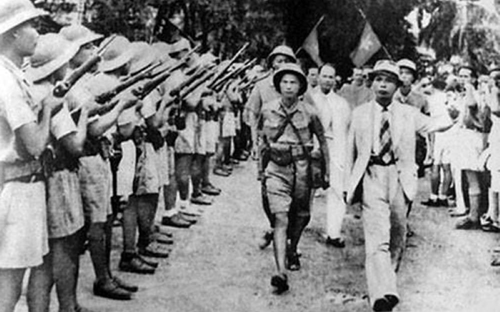 Tư lệnh Giải phóng quân Việt Nam Võ Nguyên Giáp tại lễ duyệt binh ở Hà Nội, ngày 26/8/1945, sau khi giành được chính quyền trong Cách mạng Tháng Tám. (Ảnh: Tư liệu/nhandan.vn) vng-1.jpg