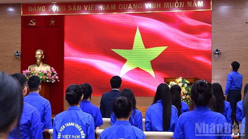 Đoàn viên, thanh niên Mặt trận Tổ quốc, các đoàn thể Trung ương thực hiện nghi thức chào cờ tại buổi lễ.