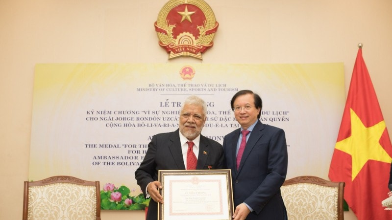 Thứ trưởng Văn hóa, Thể thao và Du lịch Tạ Quang Đông trao Kỷ niệm chương 