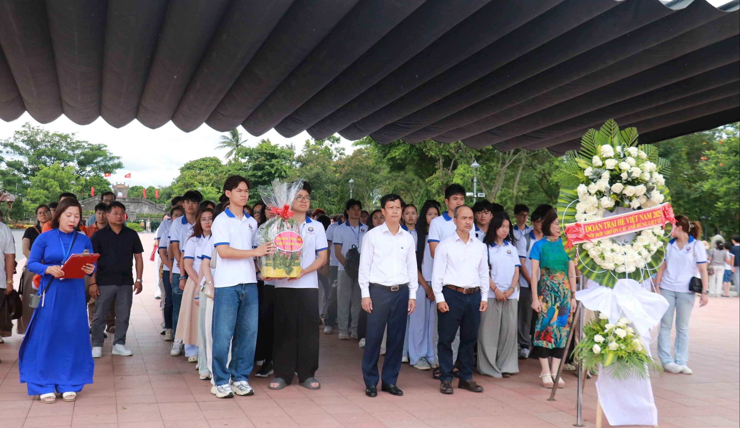 Đoàn thanh niên sinh viên kiều bào đến dâng hương dâng hoa tri ân các Anh hùng liệt sĩ tại Thành cổ Quảng Trị