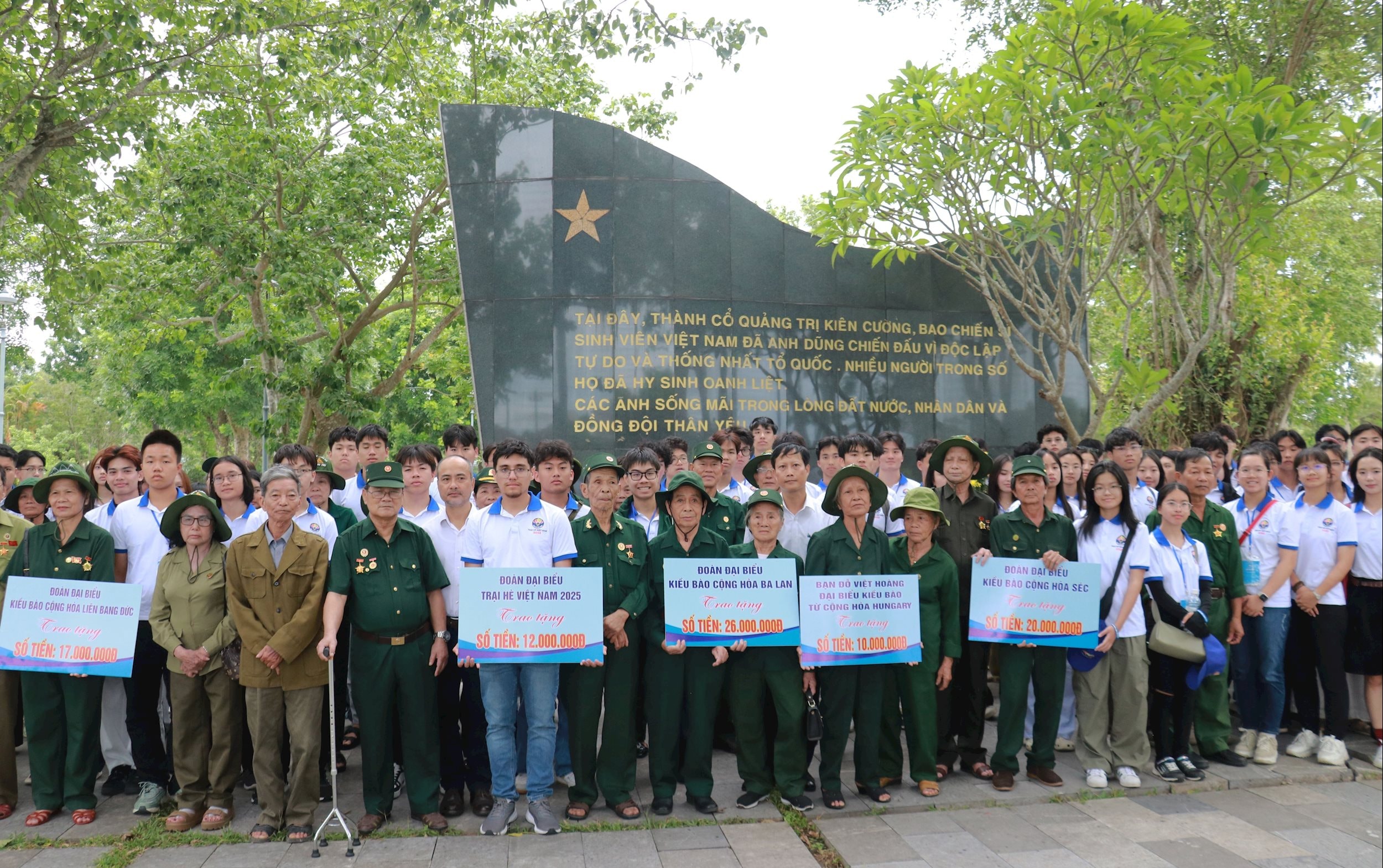 Đoàn thanh niên sinh viên kiều bào tặng quà trị giá 100 triệu đồng cho các cựu chiến binh và thanh niên xung phong Ảnh Tường Vi TTXVN