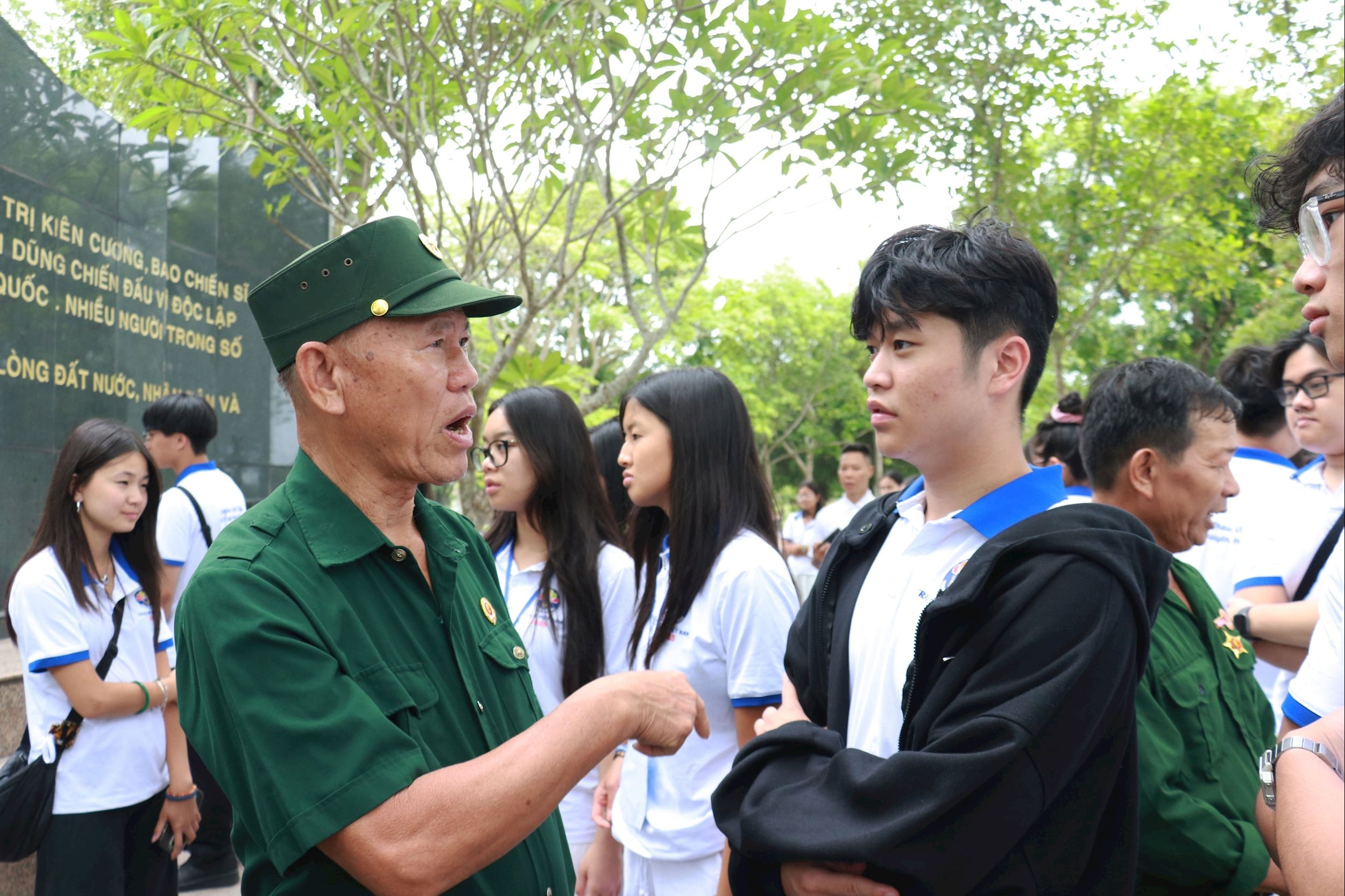 Đoàn thanh niên sinh viên kiều bào trò chuyện với các cựu chiến binh và thanh niên xung phong