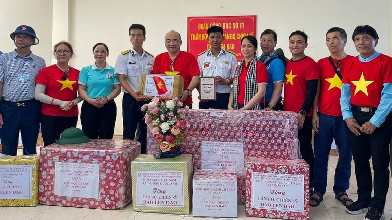 Kiều bào tặng quà cho cán bộ chiến sĩ đảo tại Len Đao.