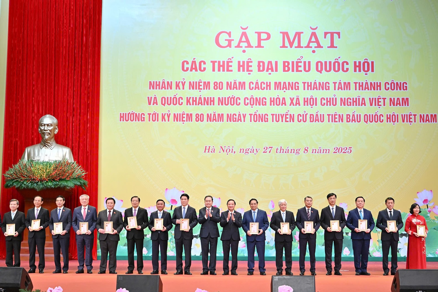 Chủ tịch Quốc hội Trần Thanh Mẫn trao Kỷ niệm chương z6949359080992-da8884699ce643f345ea40bd05ca5430.jpg