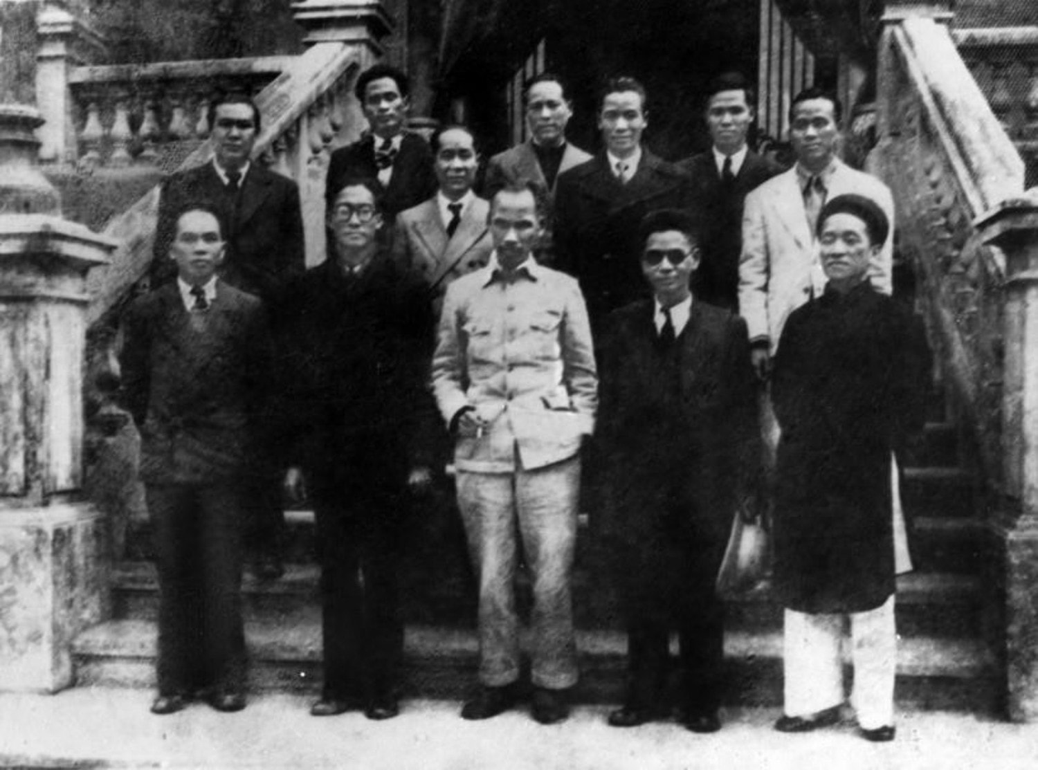 Chủ tịch Hồ Chí Minh và các thành viên Hội đồng Chính phủ lâm thời nước Việt Nam Dân chủ Cộng hòa ra mắt sau phiên họp đầu tiên, sáng 3/9/1945. (Ảnh: Tư liệuTTXVN) 1chu-tich-ho-chi-minh-va-cac-thanh-vien-hoi-dong-chinh-phu-lam-thoi-nuoc-viet-nam-dan-chu-cong-hoa-ra-mat-sau-phien-hop-dau-tien-sang-3-9-1945.jpg