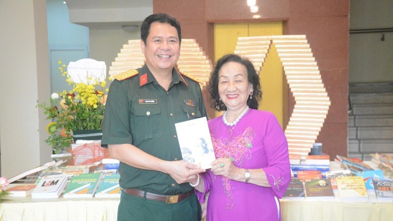Đại tá Phạm Văn Trường, Giám đốc-Tổng biên tập Nhà xuất bản Quân đội nhân dân trao tặng sách. z6952833945519-9f5bf21df663b986e92afb9c51ef133a-9459.jpg