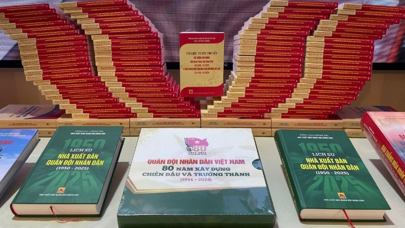 Bộ sách tập hợp nhiều sách quý, có giá trị. z6952843247905-948a811be8154e412077d9024cb5173c-7464.jpg