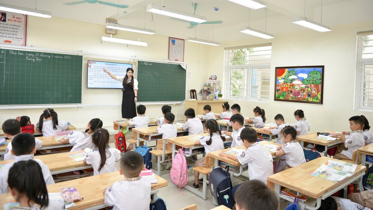 Giờ học của cô giáo và học sinh Trường tiểu học Vạn Bảo, Hà Nội. (Ảnh: THẾ ĐẠI) gio-hoc-hoc-sinh-truong-tieu-hoc-van-bao-hanoi.jpg
