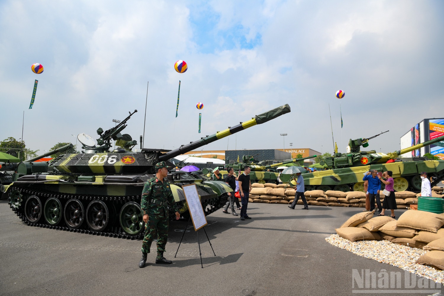 Xe tăng T-90S là một trong những dòng xe tăng chiến đấu chủ lực hàng đầu của Liên bang Nga và trên thế giới. Xe tăng T-90 nổi tiếng ở sự kết hợp giữa hỏa lực mạnh mẽ, khả năng cơ động và hệ thống giáp bảo vệ đa lớp đã được chứng minh qua nhiều cuộc xung đột trong thời gian qua. ndo_br_khi-tai-tai-trien-lam-4848.jpg