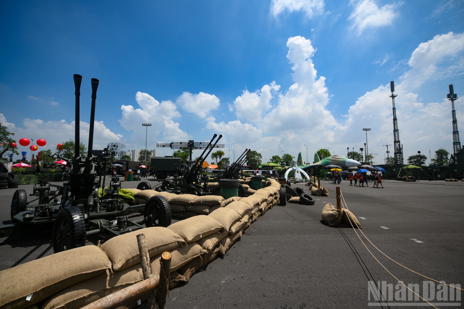Các loại pháo bắn, pháo xe kéo được trưng bày tại Triển lãm. ndo_br_khi-tai-tai-trien-lam-6874.jpg