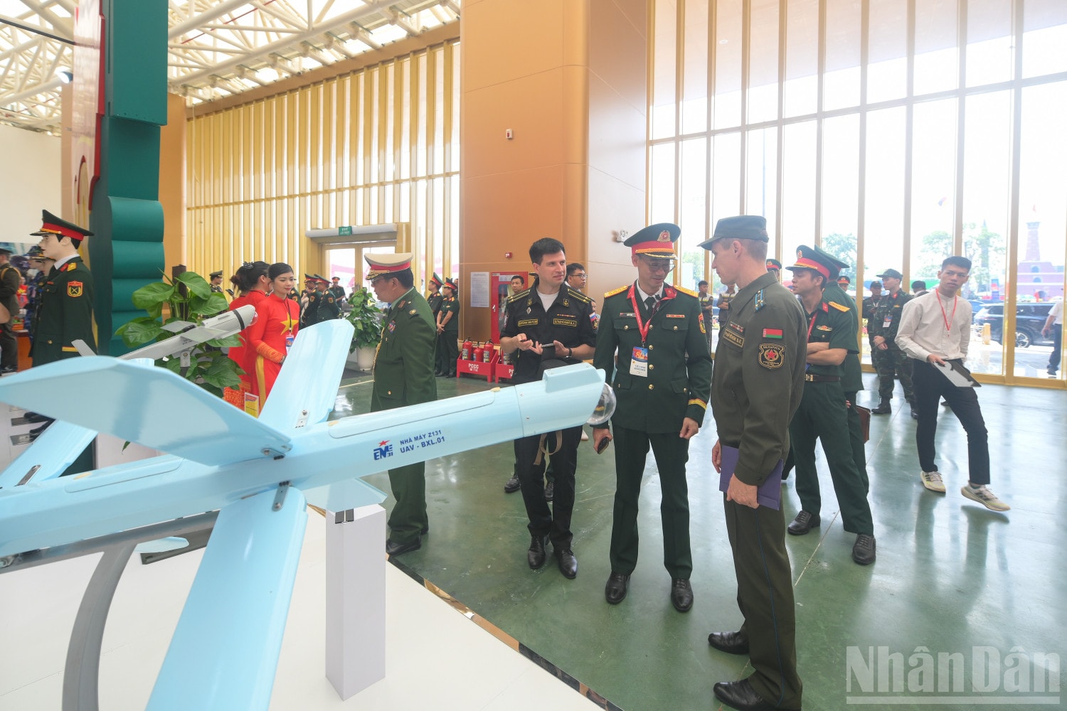 Gian trưng bày của Bộ Quốc phòng được lực lượng vũ trang các nước quan tâm. ndo_br_khi-tai-tai-trien-lam-5144.jpg
