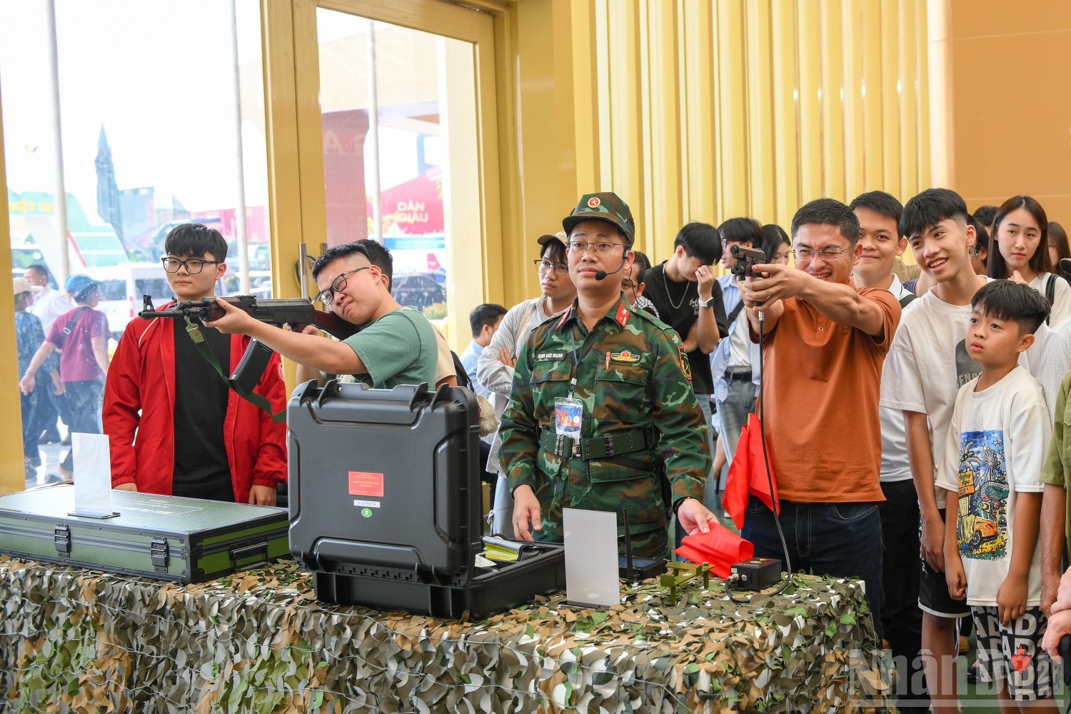 Khu vực trải nghiệm tập bắn súng của Học viện Kỹ thuật quân sự thu hút khách tham quan. ndo_br_khi-tai-tai-trien-lam-6540.jpg