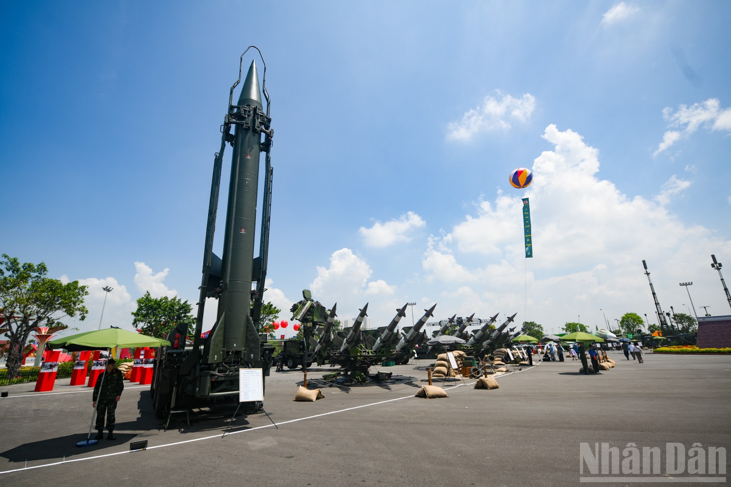 Tổ hợp tên lửa Scud-B tên lửa Scud-B có tầm bắn xa nhất đến 300km, có chiều dài 11,25m, trọng lượng bắn khoảng 4.500kg, đầu đạn khoảng 950kg,... ndo_br_khi-tai-tai-trien-lam-6814.jpg