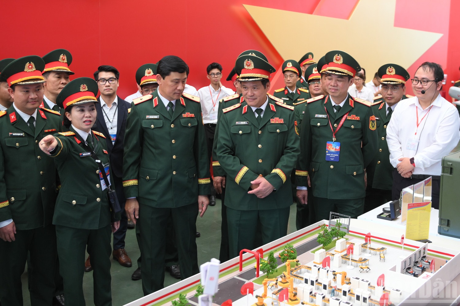 Thượng tướng Vũ Hải Sản, Ủy viên Trung ương Đảng, Ủy viên Quân ủy Trung ương, Thứ trưởng Quốc phòng cùng các đại biểu tham quan gian trưng bày của Bộ Quốc phòng. ndo_br_khi-tai-tai-trien-lam-5288.jpg