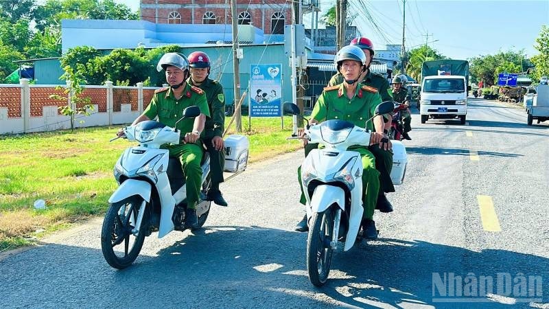Công an xã Tân Thủy tổ chức tuần tra trên tuyến đường bộ. ndo_br_cong-an-xa-tan-thuy-tuan-tra-dam-bao-antt.jpg