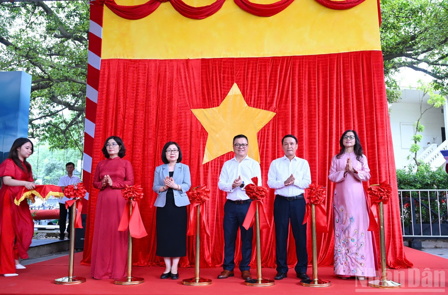 Các đại biểu cắt băng khai mạc Triển lãm. ndo_br_anpham-catbang.jpg