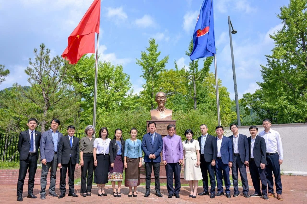 Cán bộ Đại sứ quán Việt Nam và Đại sứ quán Lào chụp ảnh kỷ niệm dưới Tượng đài Chủ tịch Hồ Chí Minh trong khuôn viên Đại sứ quán Việt Nam. (Ảnh: Đại sứ quán Việt Nam tại Hàn Quốc) hq2.jpg