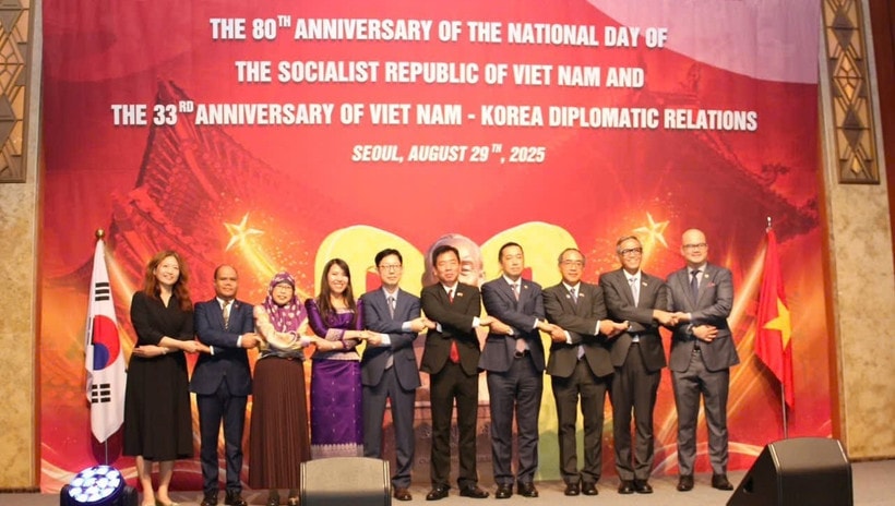 Đại sứ và đại diện các cơ quan ngoại giao tham dự buổi lễ chụp ảnh kỷ niệm. (Ảnh: Đại sứ quán Việt Nam tại Hàn Quốc)