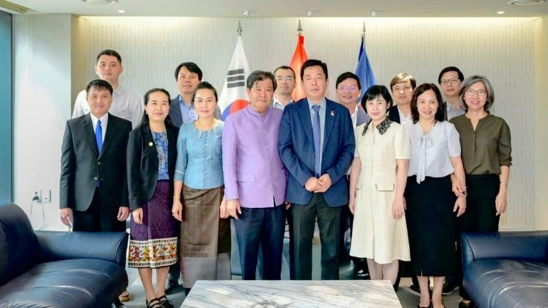 Cán bộ Đại sứ quán Việt Nam và Đại sứ quán Lào tại Hàn Quốc chụp ảnh kỷ niệm. (Ảnh: Đại sứ quán Việt Nam tại Hàn Quốc)