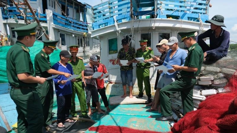 Công an xã Tân Thủy phối hợp Đồn Biên phòng Hàm Luông tuyên truyền ngư dân chống khai thác bất hợp pháp, không báo cáo, không theo quy định.