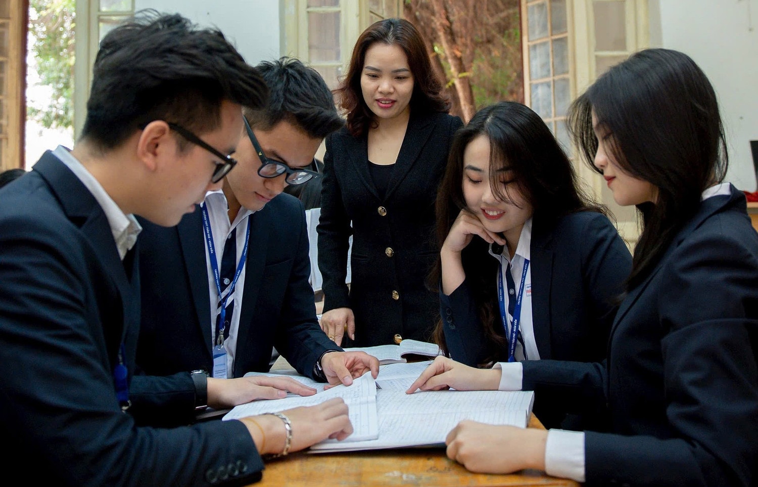 Giờ học nhóm của cô giáo và học sinh Trường trung học phổ thông Trần Phú, Hà Nội. ( Ảnh: THẾ ĐẠI gio-hoc-hoc-sinh-truong-trung-hoc-pho-thong-tran-phu-hanoi.jpg