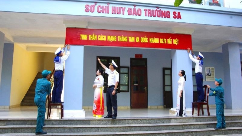 cb-cs-nhan-dan-cang-khau-hieu-chao-mung-dai-le.jpg