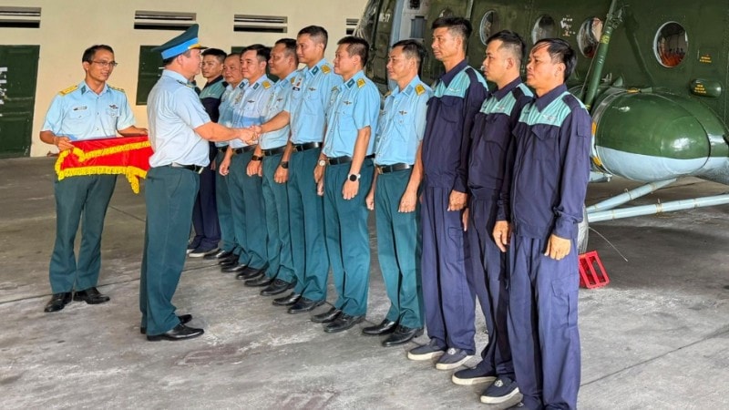 Đại tá Đoàn Thế Sơn trao Huy hiệu Bác Hồ tặng lực lượng chỉ huy bay, phi công, thành viên tổ bay của Trung đoàn 930. img-1784-7552.jpg