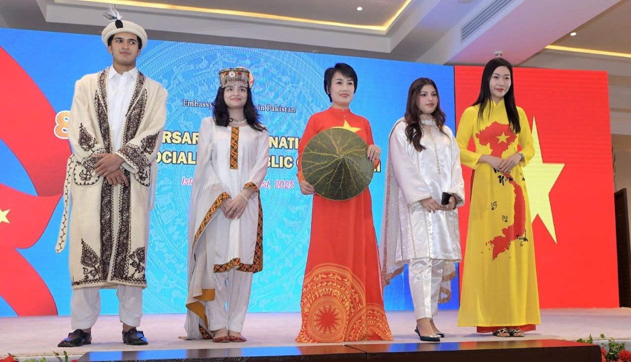 Các đại biểu trình diễn trang phục truyền thống. (Ảnh: Đại sứ quán Việt Nam tại Pakistan) qk-16.jpg
