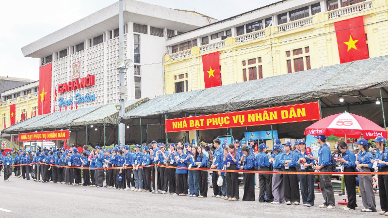 Lực lượng thanh niên tình nguyện tham gia hỗ trợ người dân và lực lượng chức năng thực hiện nhiệm vụ. (Ảnh: THẾ ĐẠI) sv-tn-357.png