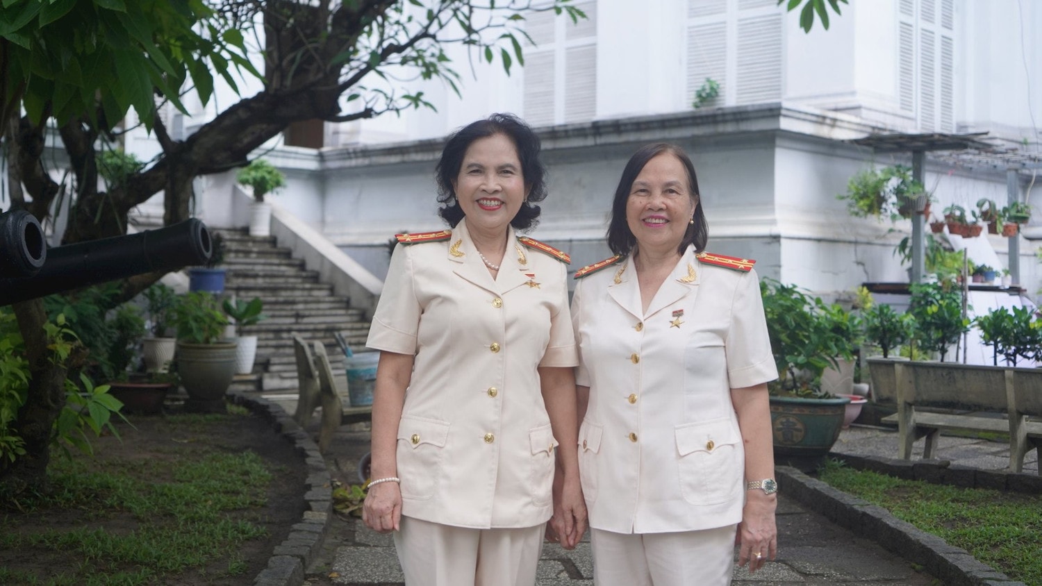 Từ phải sang: Đại tá, Anh hùng Lực lượng vũ trang nhân dân Nguyễn Thị Minh Hiền (Phan Thị Hồng Châu) và Đại tá, Anh hùng Lực lượng vũ trang nhân dân Phan Thị Ngọc Tươi. (Ảnh: THẾ ANH) 1-ce-5-2941.jpg